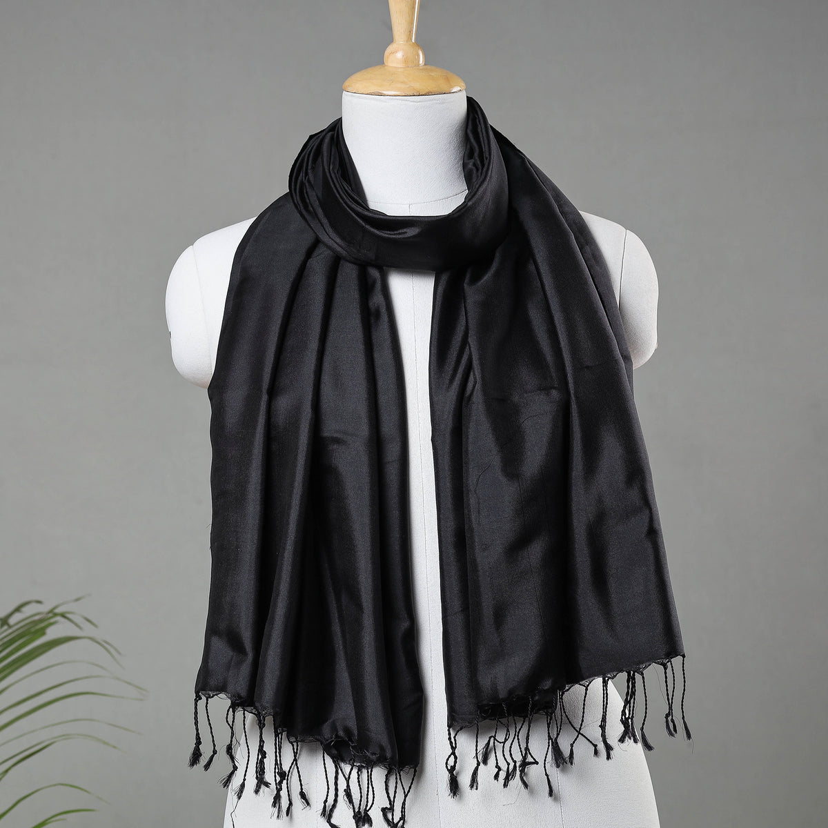 Traditional Maheshwari Silk Handloom Stole with Tassels