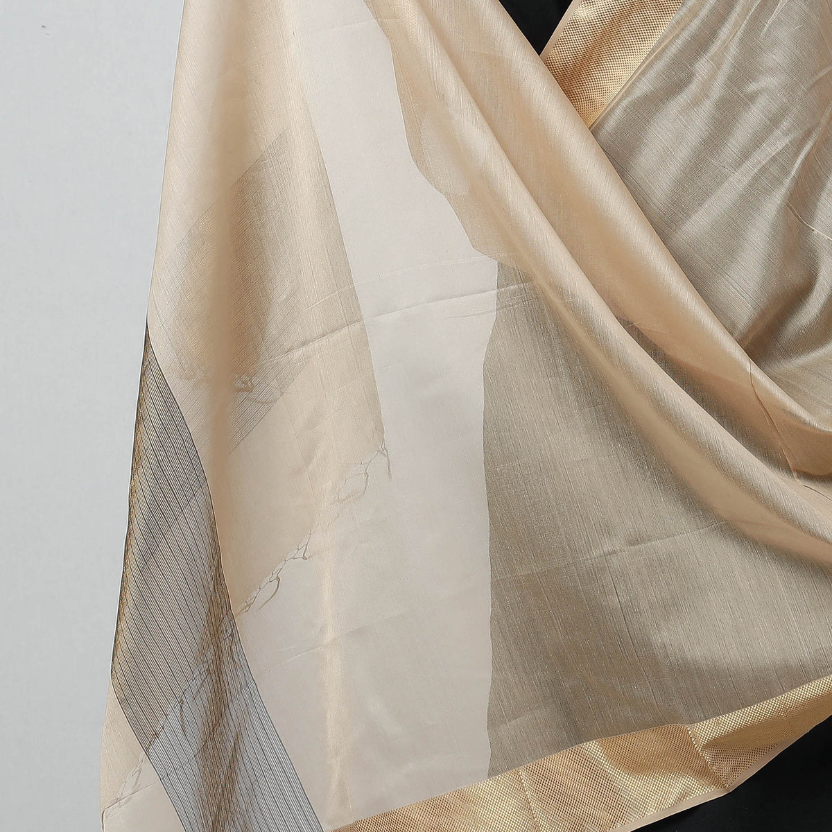 Traditional Maheshwari Silk Handloom Zari Border Dupatta with Tassels