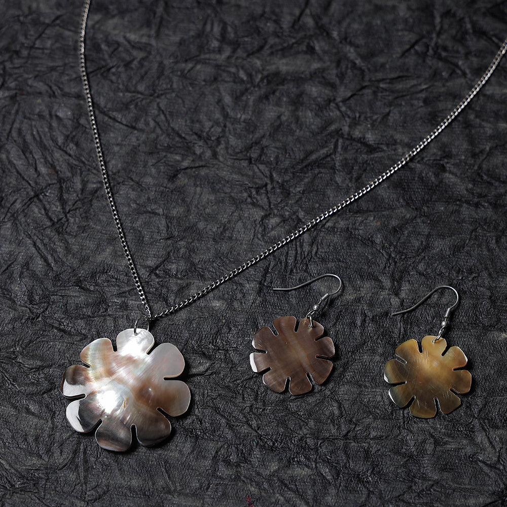 Handcrafted Seashell Necklace Set