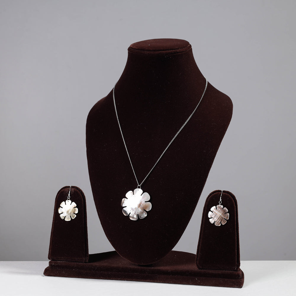 Handcrafted Seashell Necklace Set