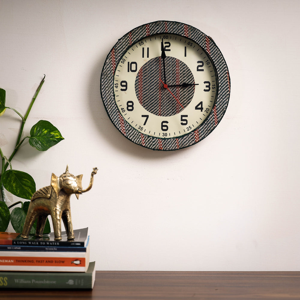 Handcrafted Madur Grass Wall Clock (10 x 10 in)