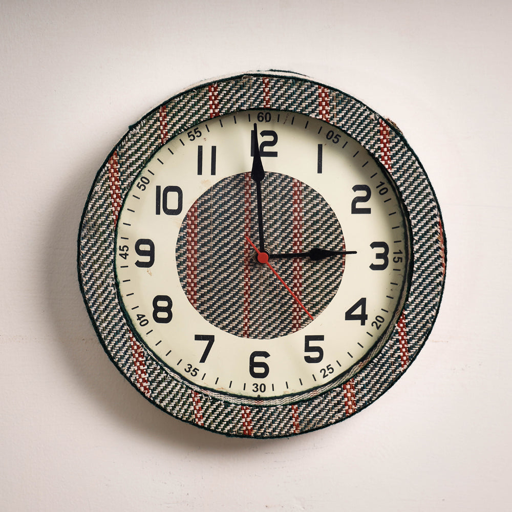 Handcrafted Madur Grass Wall Clock (10 x 10 in)