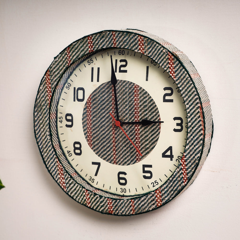 Handcrafted Madur Grass Wall Clock (10 x 10 in)